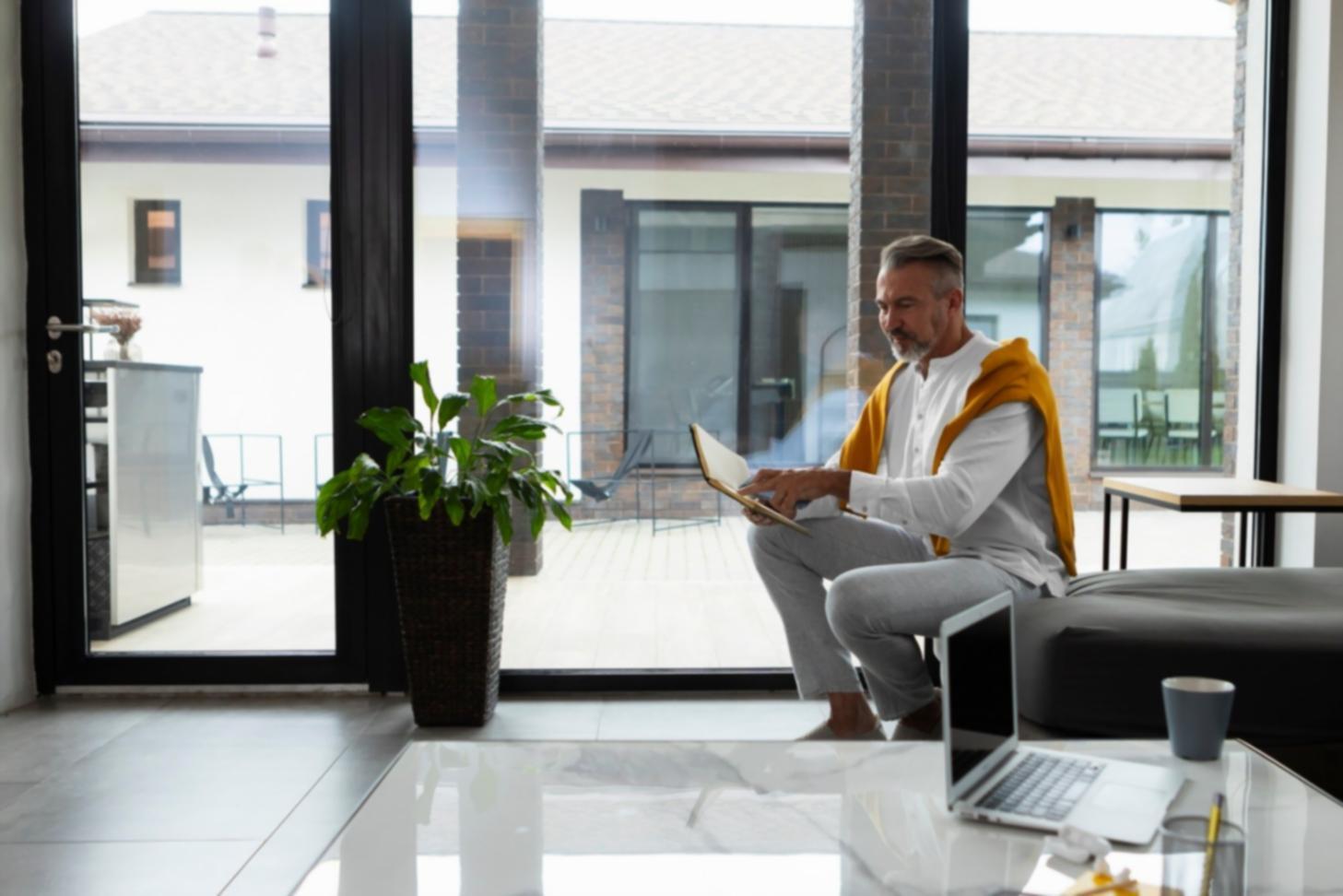 Persona organizando documentos financieros en su espacio de trabajo